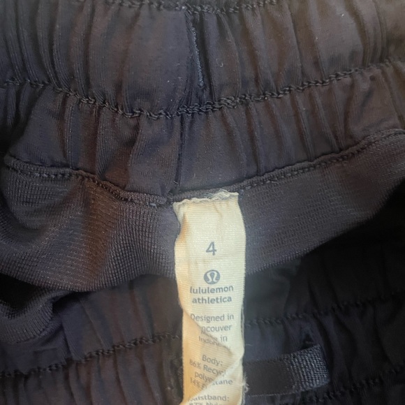 Lululemon Hotty Hot shorts size 4 - Picture 3 of 3